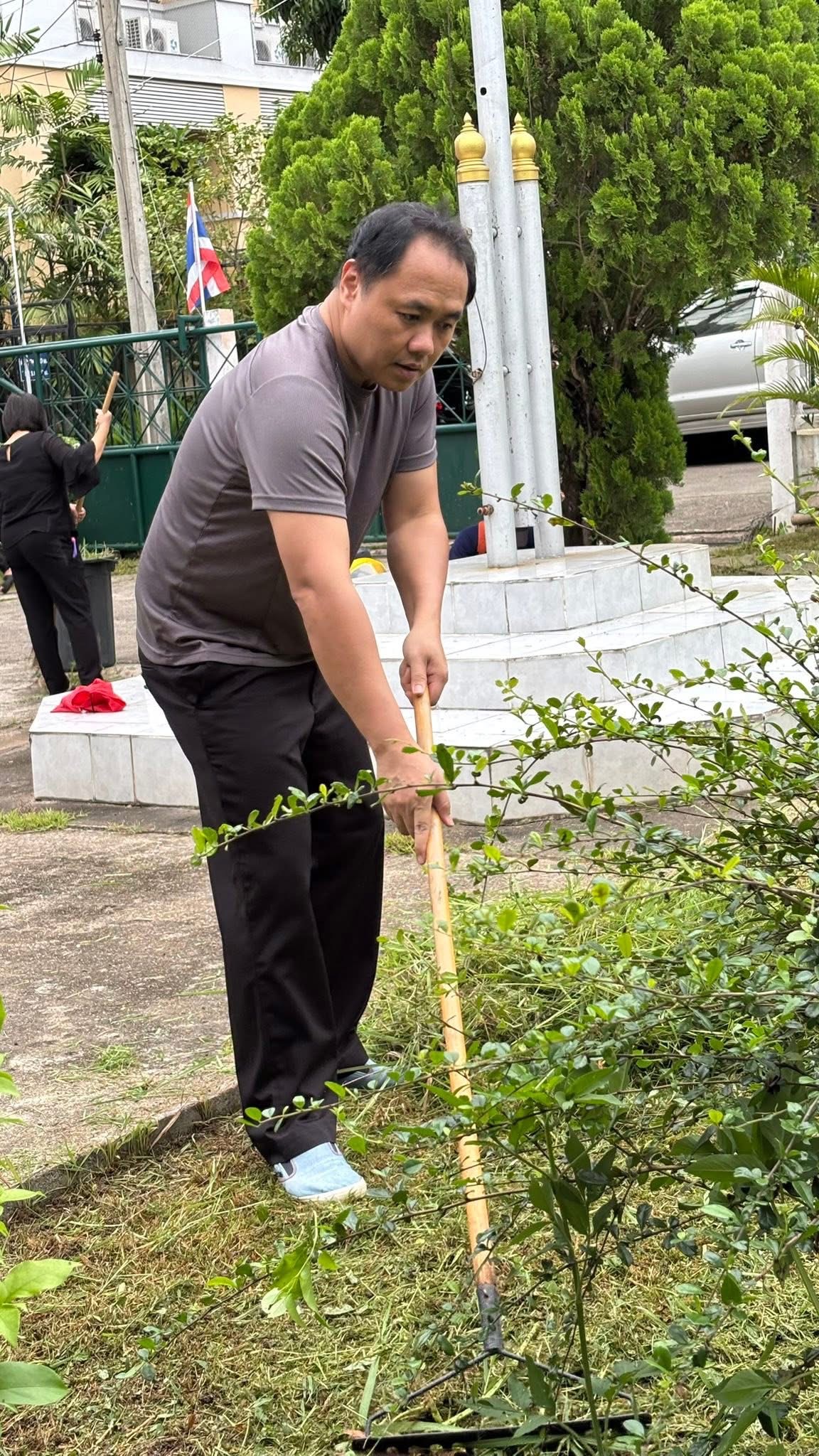 title - วันที่ 29  มิถุนายน 2569 นายธีรวุฒิ สมปัญญา ปฏิรูปที่ดินจังหวัดแม่ฮ่องสอน พร้อมด้วยเจ้าหน้าที่สำนักงานการปฏิรูปที่ดินจังหวัดแม่ฮ่องสอน ร่วมกันปรับปรุงภูมิทัศน์ สำนักงานงาน
